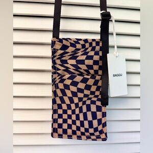 BAGGU Indigo Trippy Checker phone Sling
